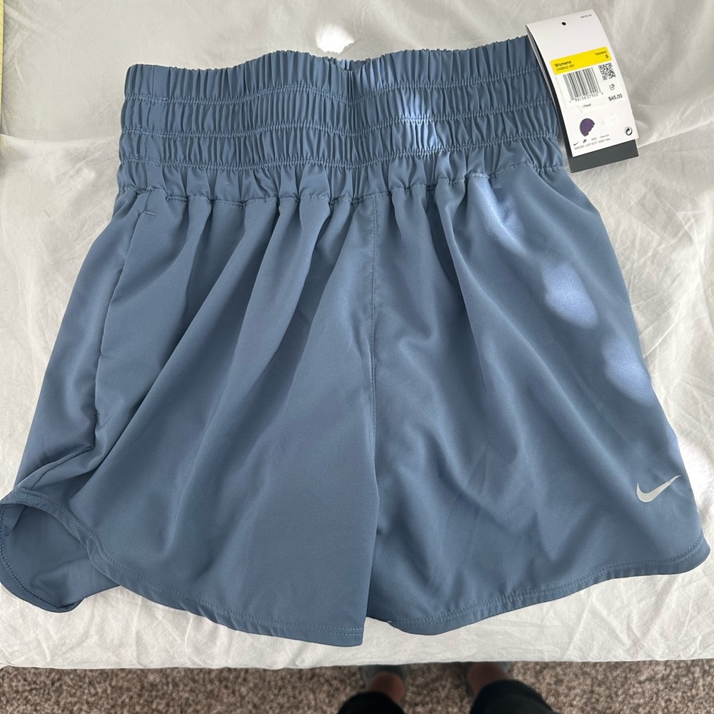 Women’s Nike dri fit high rise shirt size small